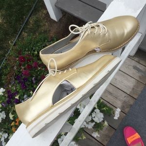 NWOT White Mountain Gold Shoes with open sides
